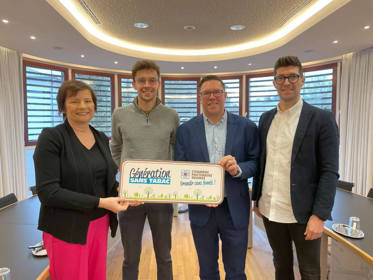 Remise du label bronze Commune sans tabac au collège échevinal par Mme Lucienne Thommes, Directrice de la Fondation Cancer Luxembourg